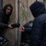 Sacchi neri e cittadini grigi: il degrado che non si raccoglie