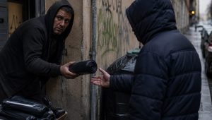 Sacchi neri e cittadini grigi: il degrado che non si raccoglie