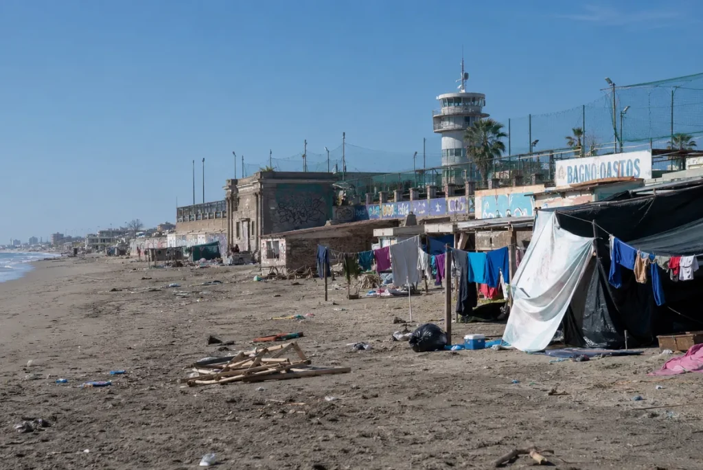 Il mare di Ostia muore due volte: prima per gli abusi, poi per come li si combatte