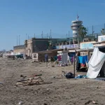 Il mare di Ostia muore due volte: prima per gli abusi, poi per come li si combatte