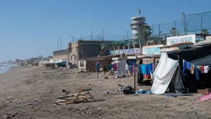 Il mare di Ostia muore due volte: prima per gli abusi, poi per come li si combatte