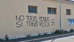Quella scritta sul muro di Fiumicino non è una bravata: è ignoranza, vandalismo e un insulto alla memoria