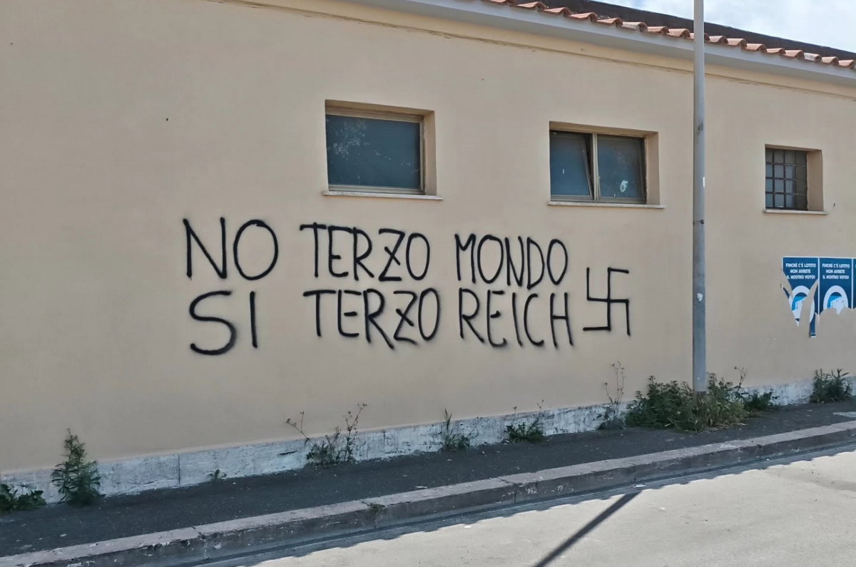 Quella scritta sul muro di Fiumicino non è una bravata: è ignoranza, vandalismo e un insulto alla memoria